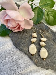 ORECCHINI CON CORALLINI RESINA AVORIO