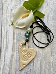 CIONDOLO CUORE IN CERAMICA PANNA