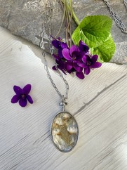 CIONDOLO IN VETRO E FIORI BIANCHI OVALE 