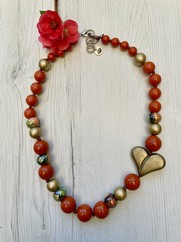 COLLANA CON RESINA ZUCCA E CUORE DORATO