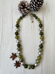 COLLANA CON BOULE RESINA E CERAMICA VERDE