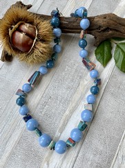 COLLANA CON BOULE E PERLE ASSIMETRI AZZURRO POLVERE