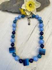 COLLANA CON  RESINA CON CUBETTI E BOULE