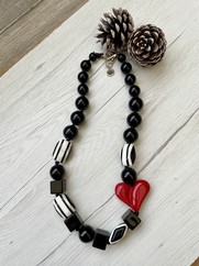 COLLANA CON CUORE IN RESINA ROSSO