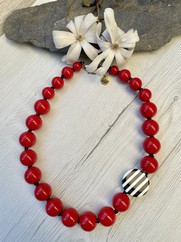 COLLANA CON RESINA ROSSA E OPTICAL BIANCONERO