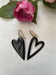 ORECCHINI CUORI SMALTATI ASSIMETRICI NERI