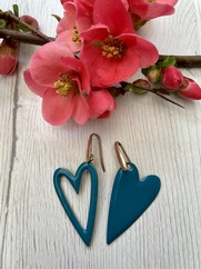 ORECCHINI CUORI SMALTATI ASSIMETRICI OTTANIO