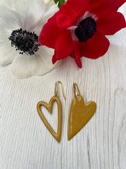 ORECCHINI CUORE ASSIMETRICO GIALLO OCRA