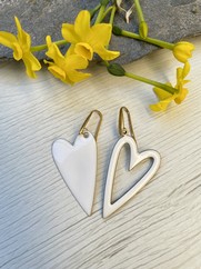 ORECCHINI CUORI SMALTATI ASSIMETRICI BIANCO