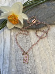 COLLANA UNCINETTO TARGHETTA ROSA