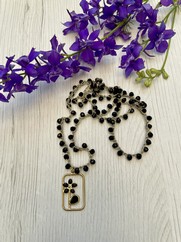 COLLANA UNCINETTO CORTA TARGHETTA FIORE NERO