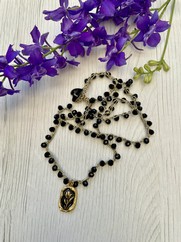 COLLANA UNCINETTO CORTA TARGHETTA NERA