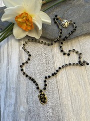 COLLANA UNCINETTO TARGHETTA NERO