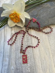 COLLANA UNCINETTO TARGHETTA FUCSIA