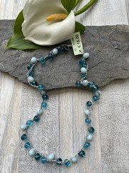 COLLANA UNCINETTO CORTA AZZURRO