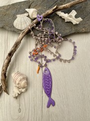 COLLANA UNCINETTO PESCIOLINO LAVANDA GRANDE