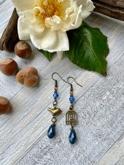 ORECCHINI ASSIMETRICI CON GABBIETTA ED UCCELLINO BLU