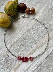 GIROCOLLO RIGIDO CON FARFALLA CILIEGIA