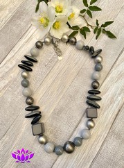 COLLANA IN RESINA GRIGIO