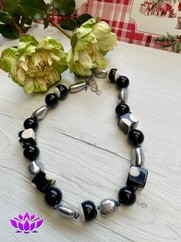 COLLANA IN RESINA NERO AVORIO