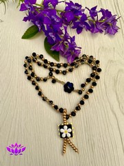 COLLANA UNCINETTO POP FIORE BIANCO NERO